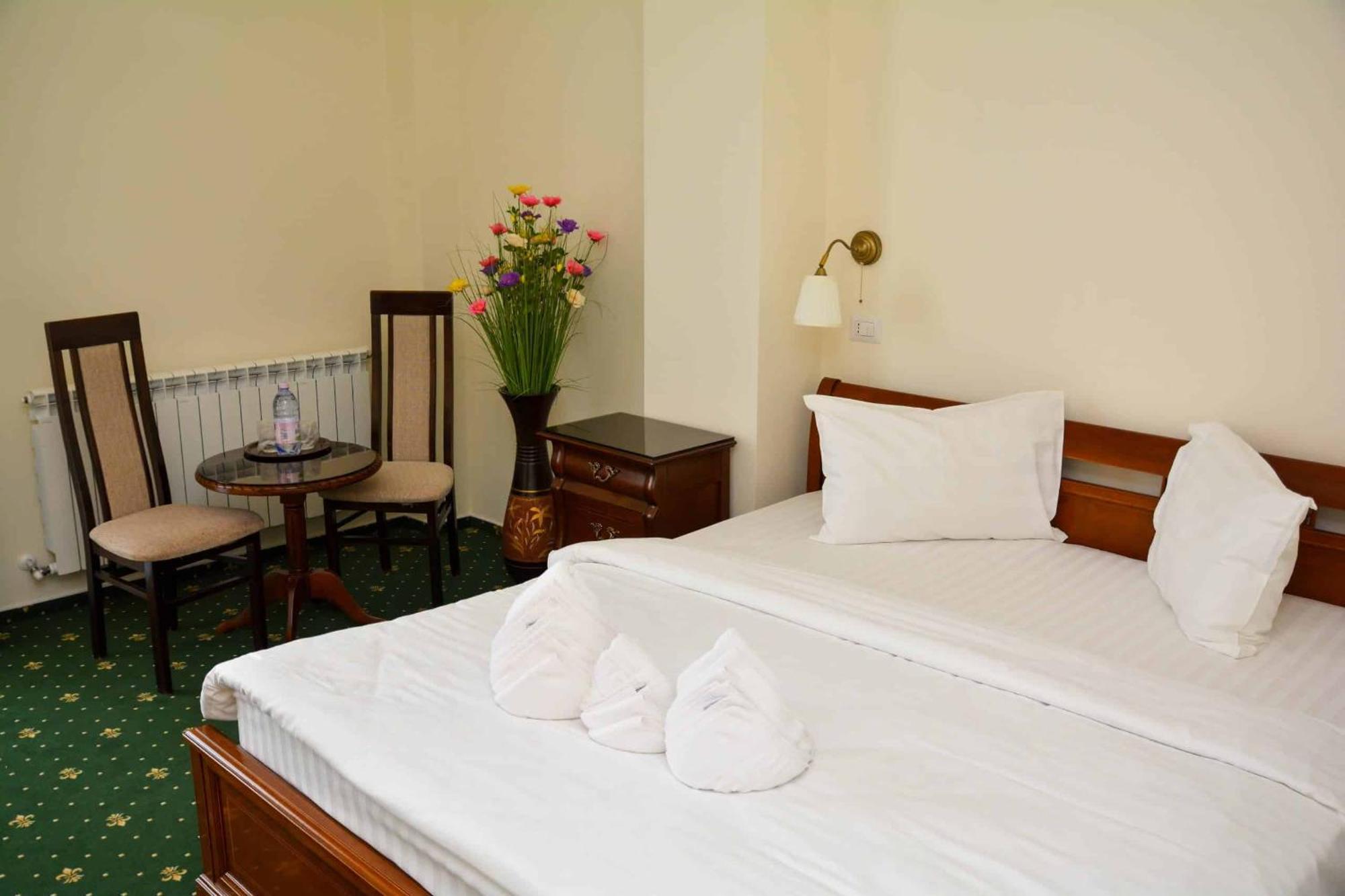 Green Park Boutique Hotel Фокшаны Экстерьер фото