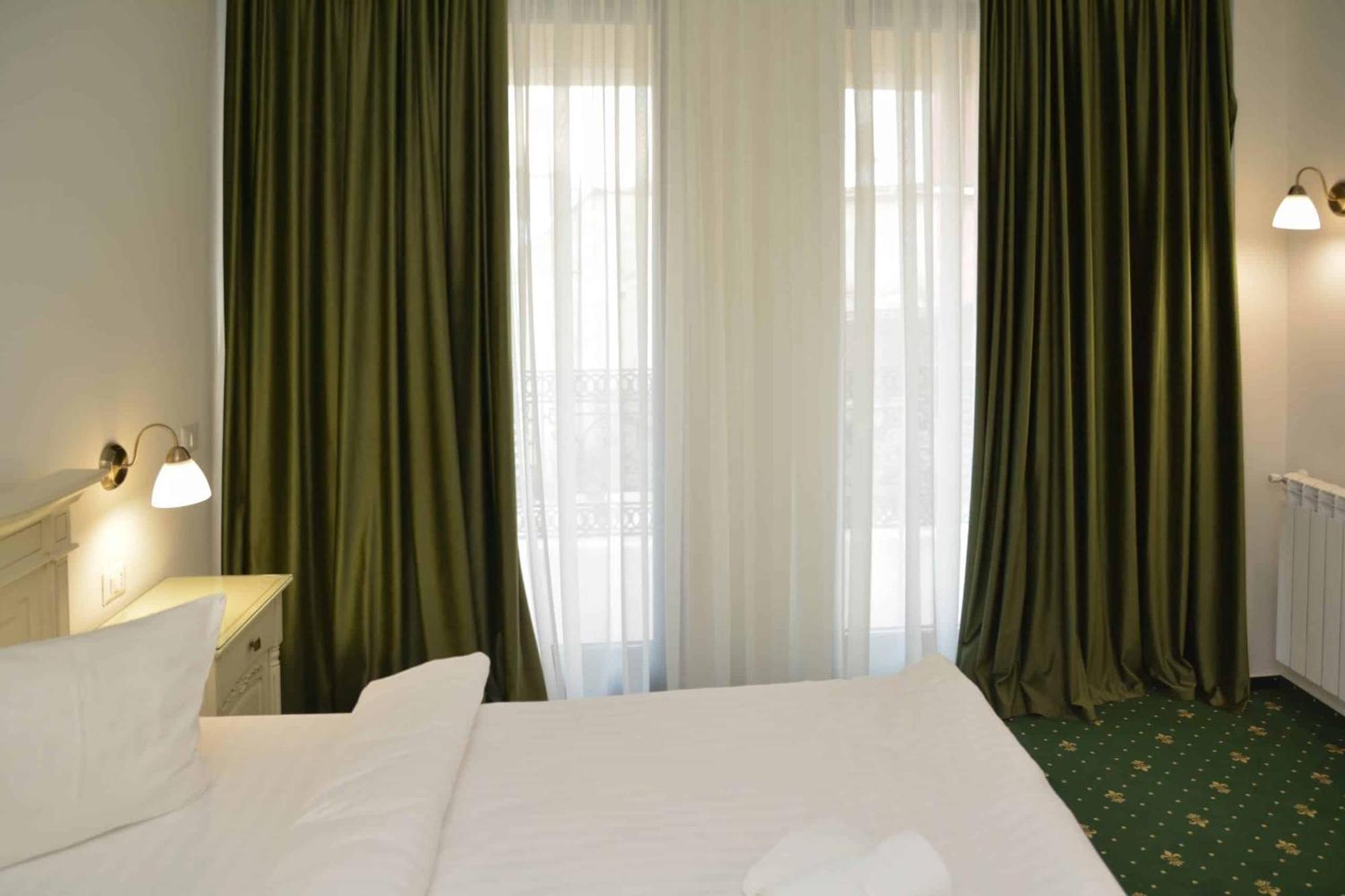 Green Park Boutique Hotel Фокшаны Экстерьер фото