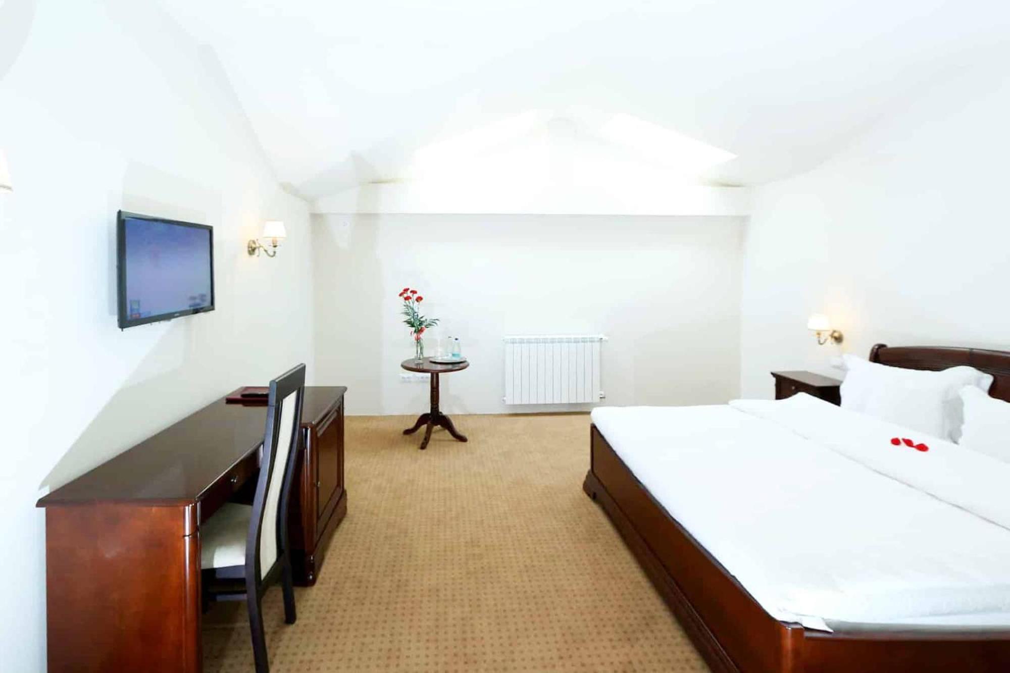 Green Park Boutique Hotel Фокшаны Экстерьер фото