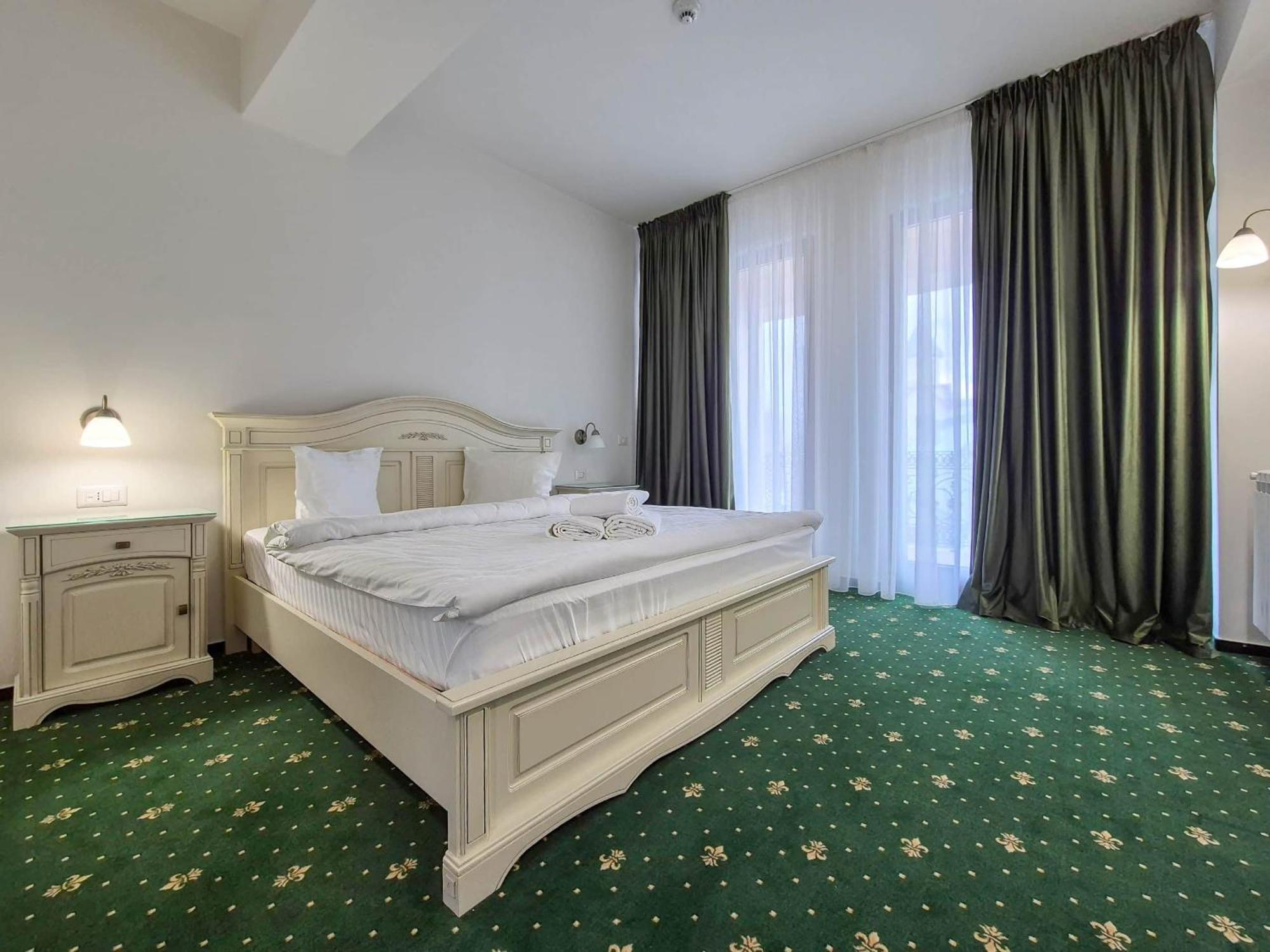Green Park Boutique Hotel Фокшаны Экстерьер фото
