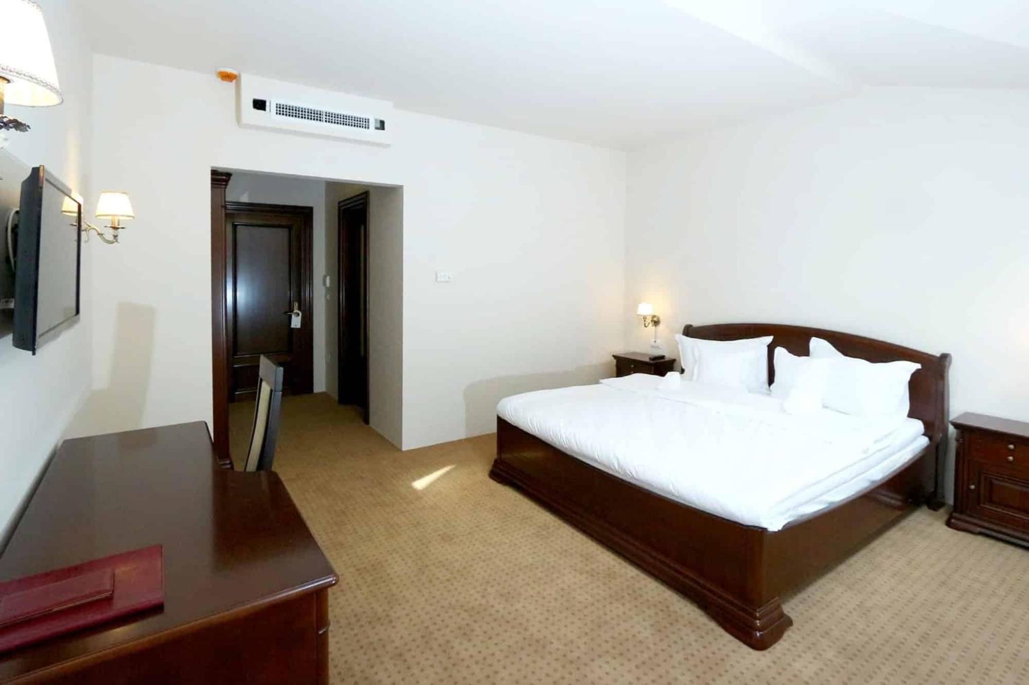 Green Park Boutique Hotel Фокшаны Экстерьер фото