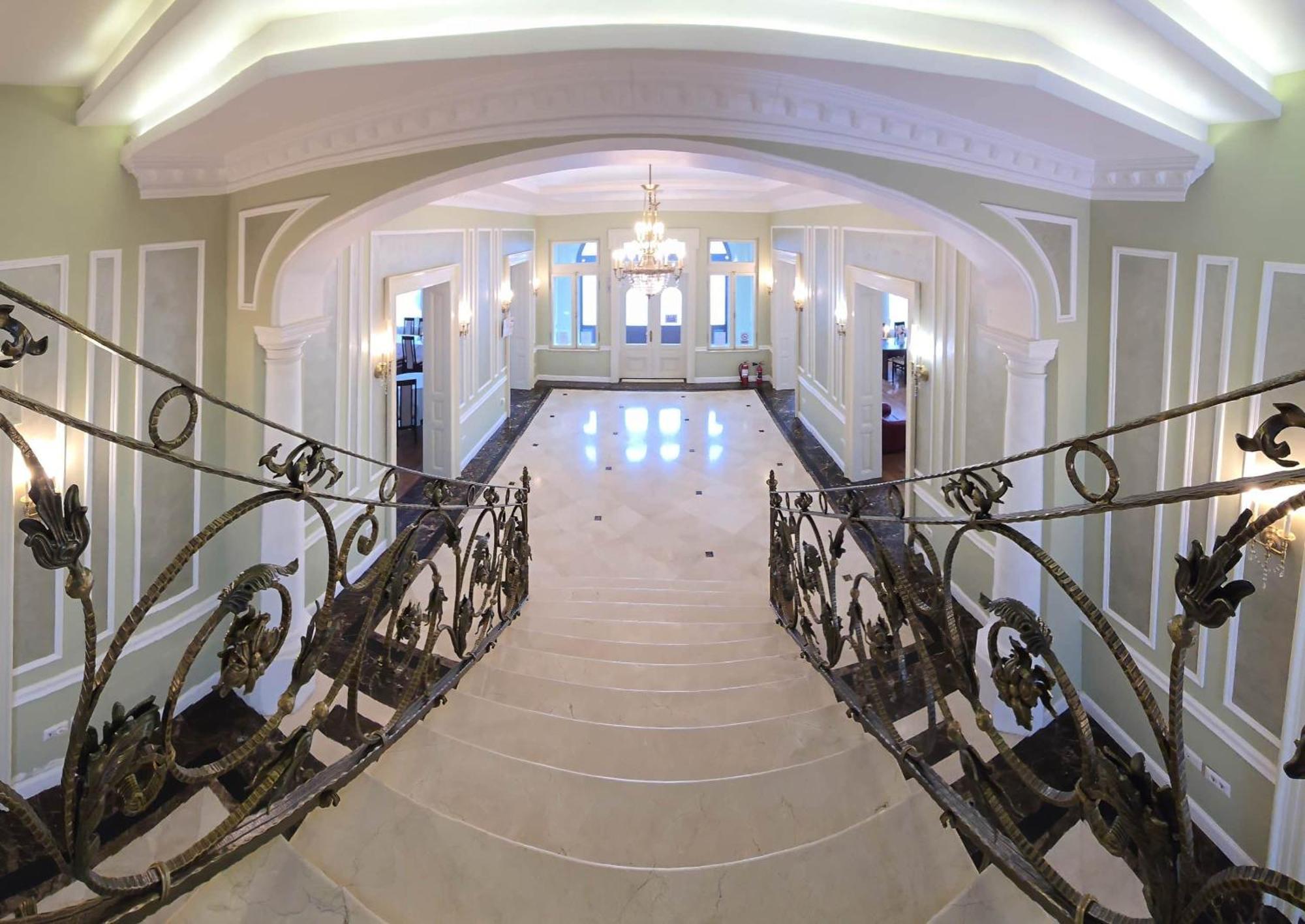 Green Park Boutique Hotel Фокшаны Экстерьер фото