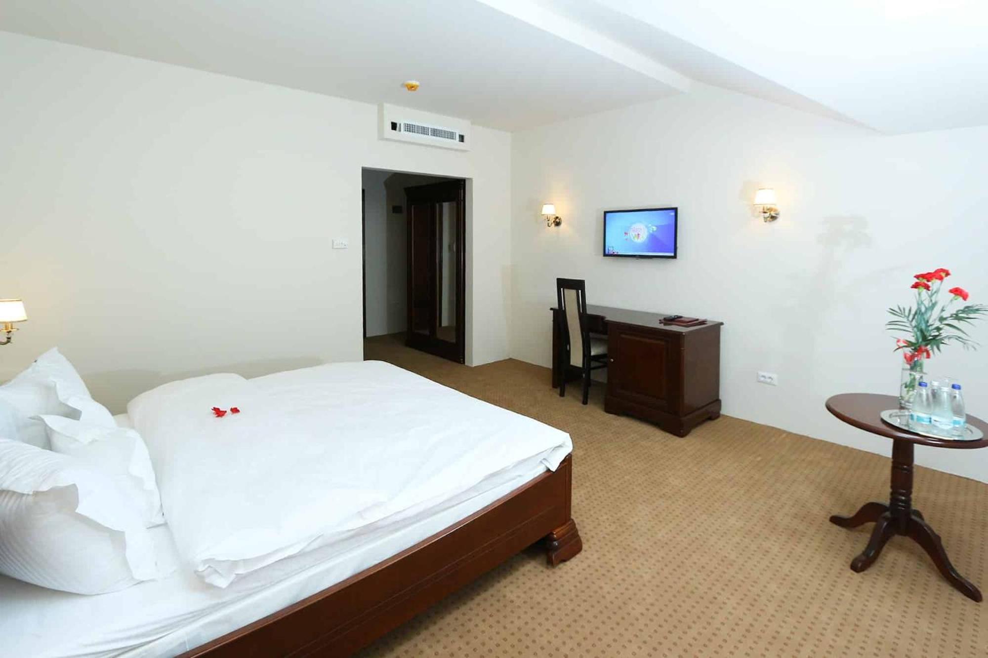 Green Park Boutique Hotel Фокшаны Экстерьер фото
